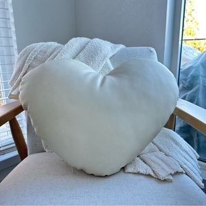 GATHRE Heart Shaped Pillow Blanc EUC
